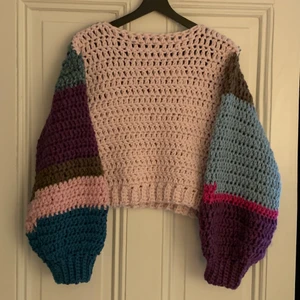 Chunkey Sweather - Detta är ett egen gjort projekt i storlek S som slutar vid midjan. Materialet är en blandning av felt wool och bomull och återvunnet garn. Plagget kan tvättas i upp till 30 grader, men rekommenderar handtvätt. 