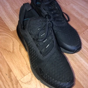 Nike Air Max 270 - Säljer dessa Air Max 270 som är köpa från Zalando🤎De är inte så slitna utan ser nya ut som ni kan se på bilderna, ett litet hål på framsidan som man dock inte ser så bra🤎köpta för 1500 kr🤎 Frakt kostnad: 70kr. Priset kan såklart diskuteras och så kan flera bilder skickas privat🤎🤎