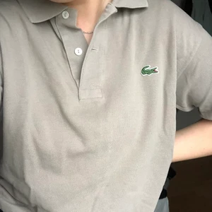 Piké Lacoste - Väldigt fin men används tyvärr inte…✨