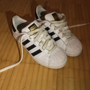 Storlek 38 - Fina Adidas skor använt mej av Dom länge och dome ganska sköna 