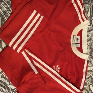 Storlek 42 - Fin tröja röd använt 2 gånger bara jag passar inte i röd därför vill ja sälja den :)