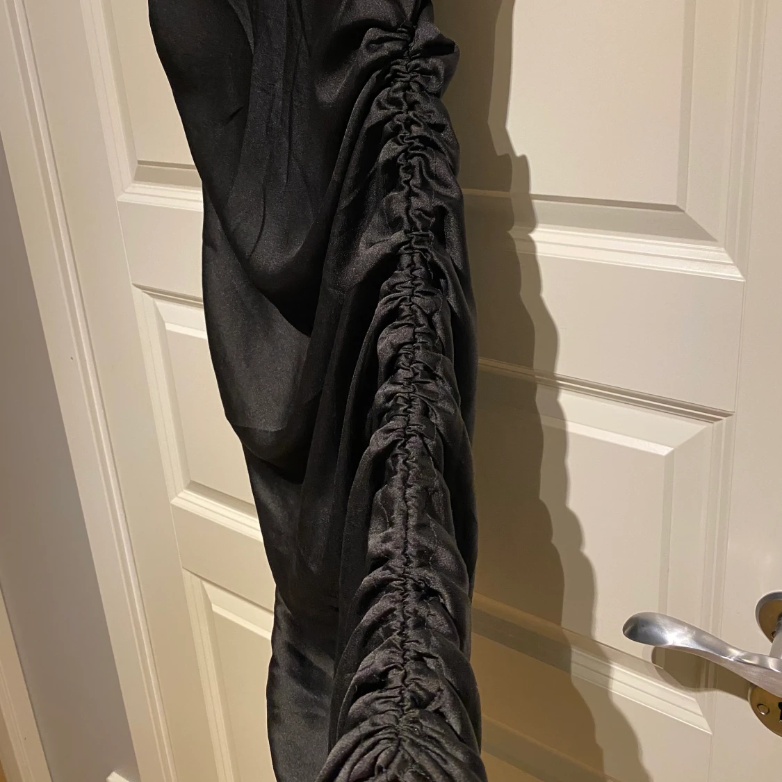 Svart satinklänning - 90