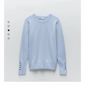 populär tröja från zara - ❌lite blåare i verkligheten❌populär tröja från zara med guldknappar❤️ säljer samma i lila och rosa! nypris 259kr