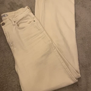 Madlady jeans - Nästan oanvända beiga jeans från madlady, priset kan diskuteras vid snabb affär! 