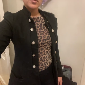 Small - Svart kappa med guld knappar 