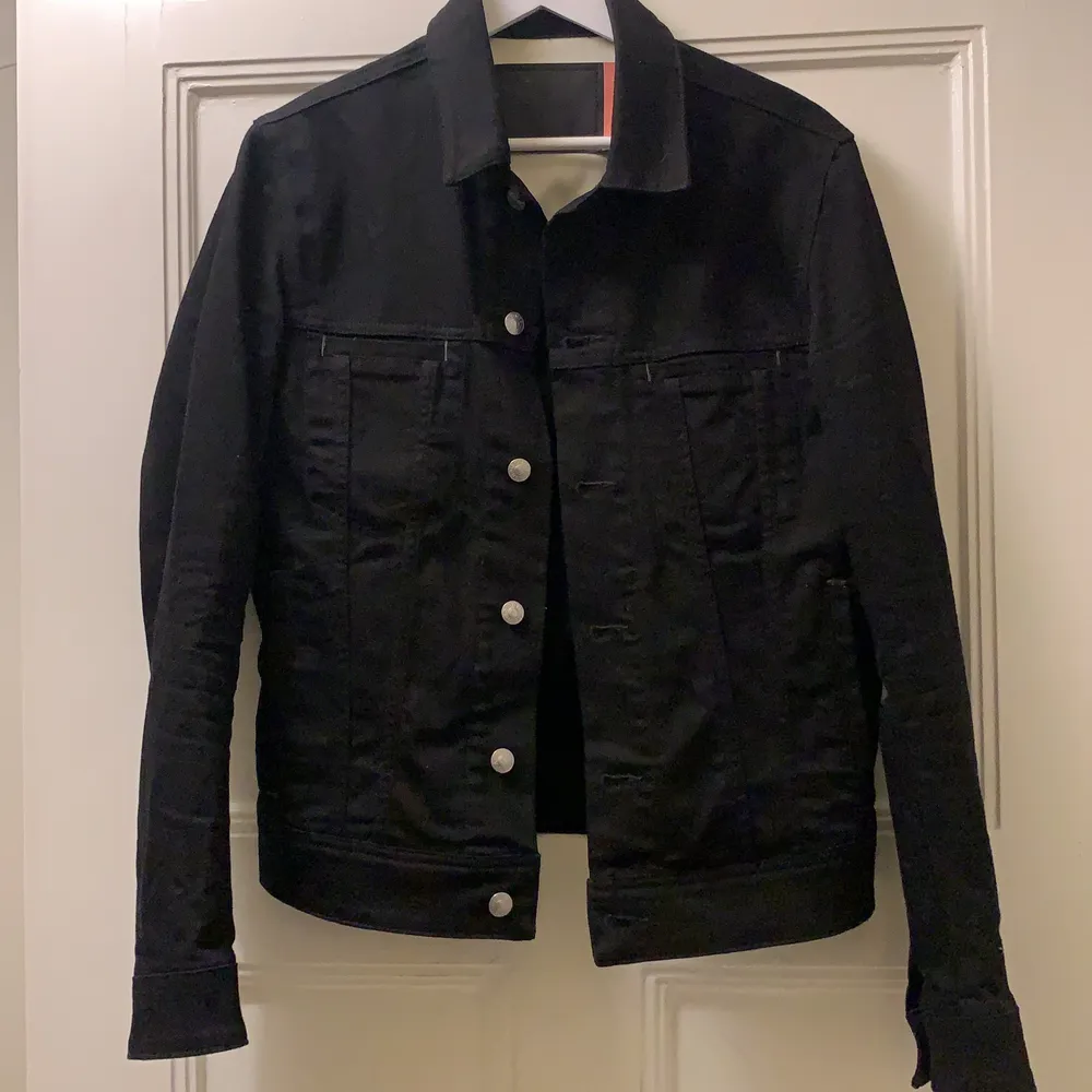 Säljer min fina svarta denim jacket från Acne Studios kollektion Blå Konst. Det är en small men den är lite mindre i storleken. Väldigt få användningar så skicket är mer eller mindre nytt. Nypris var ca 3000kr. Jackor.