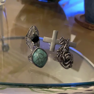Ringar  - Hej. Säljer alla dessa 4 ringar för 200kr ink frakt, då den ena (rosringen) är äkta och kostade 350kr. Ringen är även egendesignad, medan resterande ringar är oäkta❤️ PRIS KAN DISKUTERAS. 