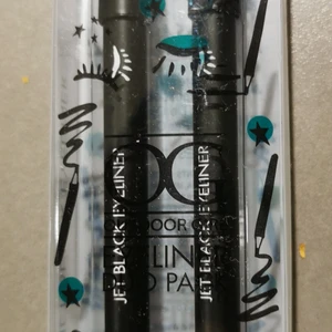 Smink - Helt ny,har dubbelt tyvärr därför säljer jag. Eyelinerpennor 2st - 30kr och ögonskugga oöppnad 35kr