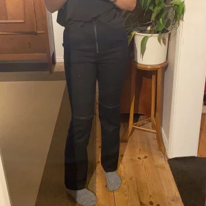 Byxor med dragkedja - Coola raka byxor med dragkedja upp till och på knäna. Köpta på asos och märket är collusion, strl 36. Jättesnygg passform men är lite korta på mig som är 168, skriv vid frågor och funderingar😊