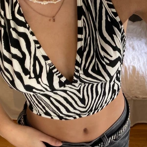 Zebra topp strl S - Supersnygg oanvänd topp i Zebra mönster. Toppen passar i storlekarna XS, S och M då materialet är stretchigt och banden, justerbara! 🖤🤍