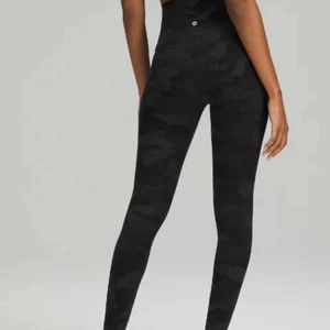 Svarta camo tights  - Svarta camo tights från lululemon, ej andvända. Frakt tillkommer 