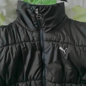 Puma jacka - Snygg svart varm jacka! i bra skick förutom ett litet hål på ryggen - kan skicka bild om du är intresserad, både på hålet och på insidan av jackan. Varm och skön! 💗💗💗