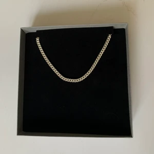 Pansarlänk halsband 50cm silver oanvänt - Hej säljer detta fina smycle som inte är använt. Längden är 50cm, bredden är 5.1mm. Nypris på detta smycket ligger på 1950kr. Passar både dam och herr. Hör av dig vid fler frågor:) även fri frakt!