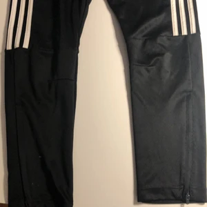 Adidas träning byxor  - Adidas träning byxor störrelse small 