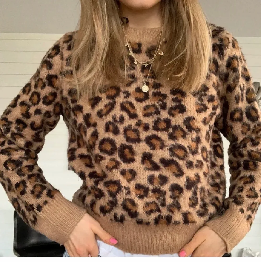 Säljer min jätte snygga leopard tröja. Första bilden är lånad.🤩För mer information kontakta mig privat. 💕 Tröja är i storlek 152 men passar mig som är en XS/S. . Tröjor & Koftor.