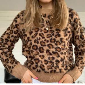 Säljer min jätte snygga leopard tröja. Första bilden är lånad.🤩För mer information kontakta mig privat. 💕 Tröja är i storlek 152 men passar mig som är en XS/S. 