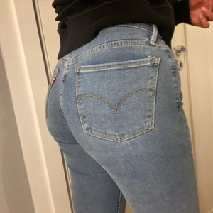 Blåjeans , jätte bra skick!!  - Ljusblå Levis jeans! 710 super skinny 