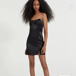 Satin klänning  - Satin klänning helt oanvänd. Storlek M men mer som S. 