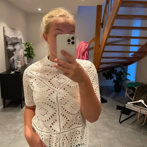 Vit blus  - Säljer min jätte söta blus i storlek xs, säljer pga att den är för liten💖 