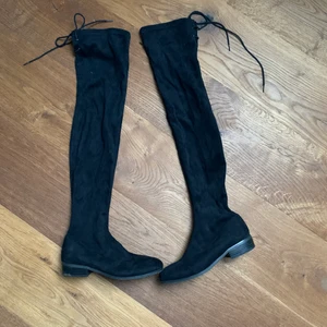 Nelly stövlar storlek 36  - Knappt andvända stövlar som går över knäna storlek 36. 