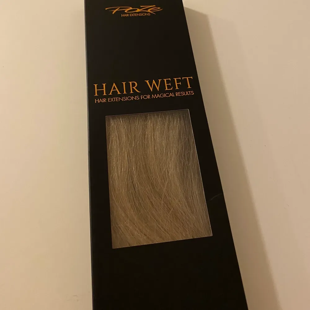 Äkta löshår i nyansen Ash Mix. Hårträns på sex delar. Du kan välja mellan hårförlängning med lim, clips, keratin, micro-ringar eller inbakad fläta. . Accessoarer.