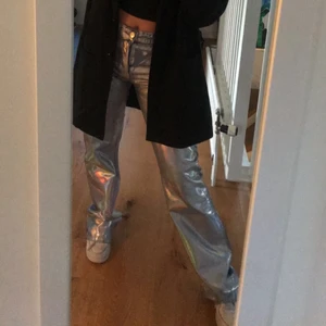 Silvriga jenas  - Silvriga jenas från zara. Helt nya jenas, aldrig fått möjlighet för användning  