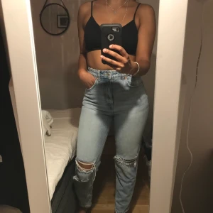 Jeans  - Ljusblåa jeans köpta på Zara. Nypris 400kr 