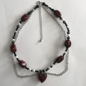 Fairy grunge halsband - Ett väldigt fint halsband som jag har gjort! Gjort på flera olika typer av pärlor. Tråden är rostfri. Halsbandet är ca 46cm + en förlängnings kedja på 7cm. På andra bilden så har jag använt mig av förlängnings kedjan, annars sitter den närmare halsen (kan skicka fler bilder) Frakt tillkommer på 13kr ❤️🖤🤍