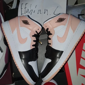 Jordan 1 mid "Crimson tint" - Air Jordan 1 Mid "Crimson Tint"  - Sizes:  - Us 4y/Eu 36 Sold out  - Us 4.5y/Eu 36.5 - Us 5y/Eu 37.5 Sold out - Us 5.5y/Eu 38 - Us 6y/Eu 38.5 - Price: 1499kr - Brand new  - All og  For any further questions or pictures regarding the product, dm us or mail contact.yzyresell@gmail.com  When purchasing any kind of Jordans / Airforce 1’s / Sb dunk’s You always get a free pair of Crease shields from @creaseless.se