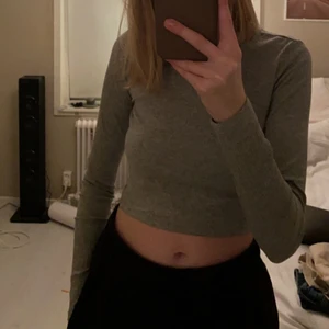 Monki tröja - Stl: M, inte använd så mycket så är i bra skick. Står inte för postens slarv och om paketet skulle tappas bort. Står inte heller för frakt. Betalning sker via Swish 