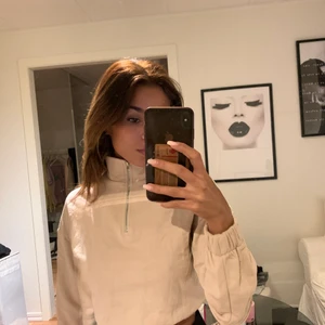 Tjockare tröja med dragkedja  - En croppad tröja med dragkedja från Gina. Använd 4 gånger. Storlek XXS