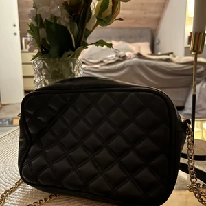 Väska - Svart skinnvästs med mönster, guld/rosé detaljer, aldrig andvänt. Pris och leverans kan diskuteras (eget val) endast serigösa köpare.