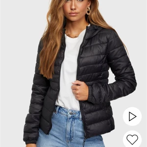 Svart dunjacka från Nelly.com - Svart dunjacka från Nelly.com i strl M men passar även S. Använd få gånger så den är i bra skick. Köparen står för frakten. 
