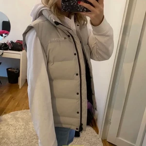 Everest väst - ❗️LÅNADE BILDER❗️den kommer aldrig till användning, och är i bra skick! Köpt här på plick för 300kr