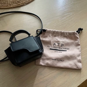 ATP MINI VÄSKA  - 1 dag använd.  Äkta  🌸