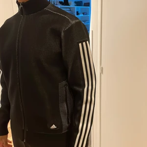 Adidas sweatshirt - Nyskick och riktigt snygg passform, lite stor för mig därav vill jag sälja. 