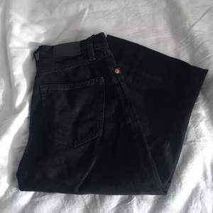 Svarta Jeans från Monki, modell Yoko. Nyskick. Innersöm ~79cm. Pris kan diskuteras, kan fraktas.