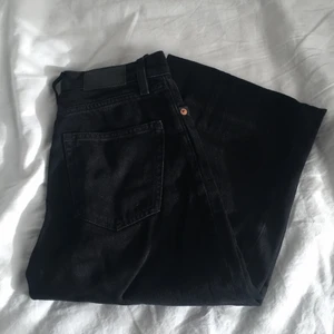 Svarta Jeans Monki Yoko - Svarta Jeans från Monki, modell Yoko. Nyskick. Innersöm ~79cm. Pris kan diskuteras, kan fraktas.
