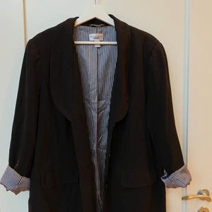 Over size kavaj - Fin svart over size kavaj i strl 46. Har själv strl S och då blir den väldigt fin som jacka/ over size kavaj! Knäppning och fickor fram, fodrad i randigt tyg. Kan mötas upp eller skicka på posten(köpare betalar frakten)