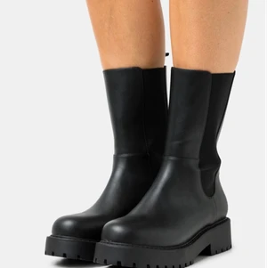 MONA BOOT VEGAN - Platåstövlar - Använd endast 2 gånger. Nästan som ny . Priset kan diskuteras vid snabb affär 