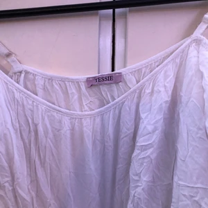 Vit blus från Tessie - En jätte fin vit blus från tessie, måste stryckas men annars jätte fin 💕