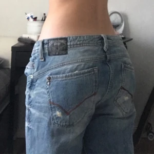 Lågmidjade jeans - Skitsnygga tommyhilfiger jeans, lågmidjade. Med slits så de går över skorna