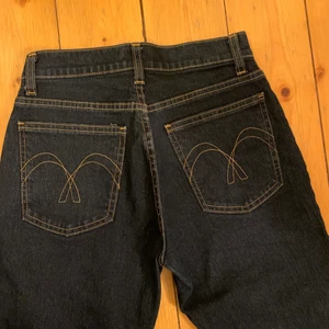 Jeans - Jeans från märket c-girl. Mörkblå tvätt, hög/medel i midjan och bootcut. Storlek xs, 100kr plus frakt🌸🌸