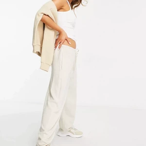 Linnebyxor - Supersnygga beigea linnebyxor från Asos! Köpta i somras och aldrig använda därav nyskick😊 säljs pga de var lite för korta för mig som är runt 170. Storlek 36 och säljs för 160 kr + frakt! Byxorna är i en ”dad-modell”, alltså är de ganska så oversized! Hör gärna av dig om du har frågor eller vill ha fler bilder!!🤩