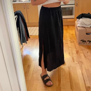 Svart långkjol - En stilren svart långkjol med slits! Den är från H&M i storlek M. Aldrig använd och prislappen kvar! 120kr + frakt ❣️