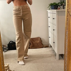 Beiga vida jeans - Ett par beiga jeans från Stradvarious. Knappt använda och därför väldigt bra skick. Skulle säga att de också passar någon med storlek 36💞
