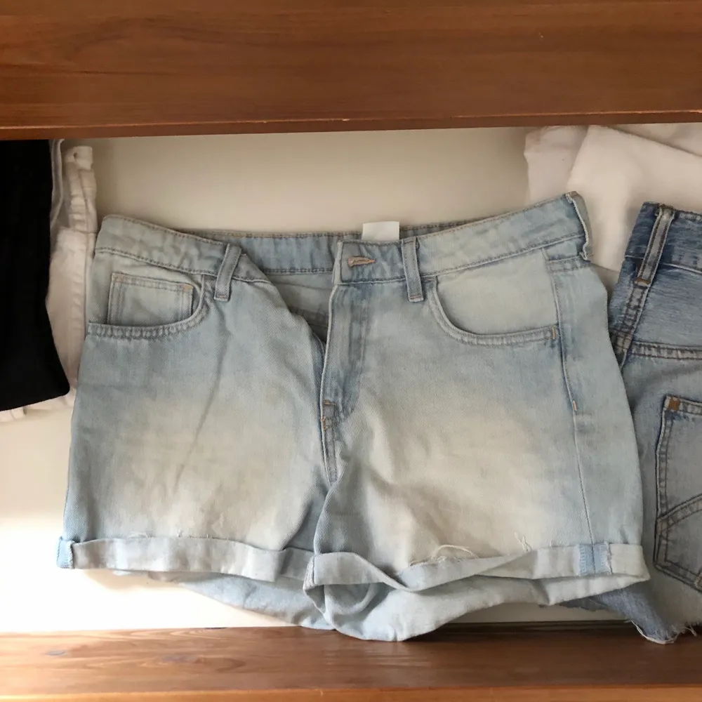 Säljer tre par jeans shorts, två par är i storleken 38 och ett par i storleken 36. Enda skavanker är att ett par shorts har en liten fläck, se bild 3. Säljer helst alla tillsammans ✨. Shorts.