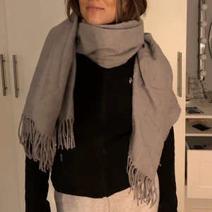Halsduk  - Snygg och mysig halsduk nu till vintern. Men tyvärr kommer den inte till användning så mycket längre. Den är från Gina 💘💘