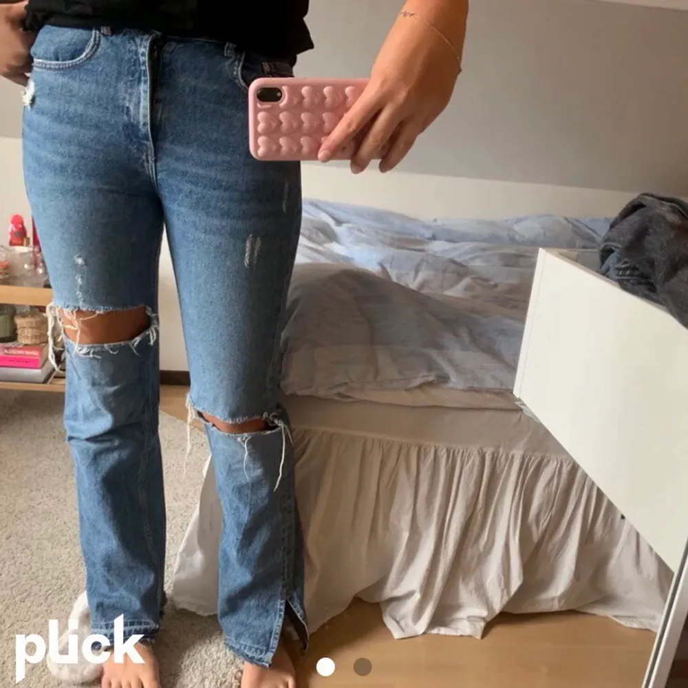 Säljer dessa populära pull&bear jeans med slits. Jeansen sitter mis rise❤️Fint skick och är rätt så liten i storleken. Storlek 38 men passar också en 36💕. Jeans & Byxor.