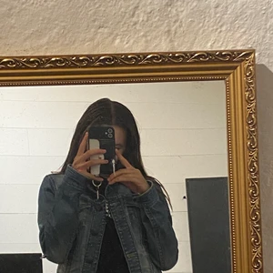 Jeans jacka från EsPrit - Aldrig använt, har inner och yttre fickor, går att stänga/knäppa, original pris 500-700 säljer för 350, läs bio